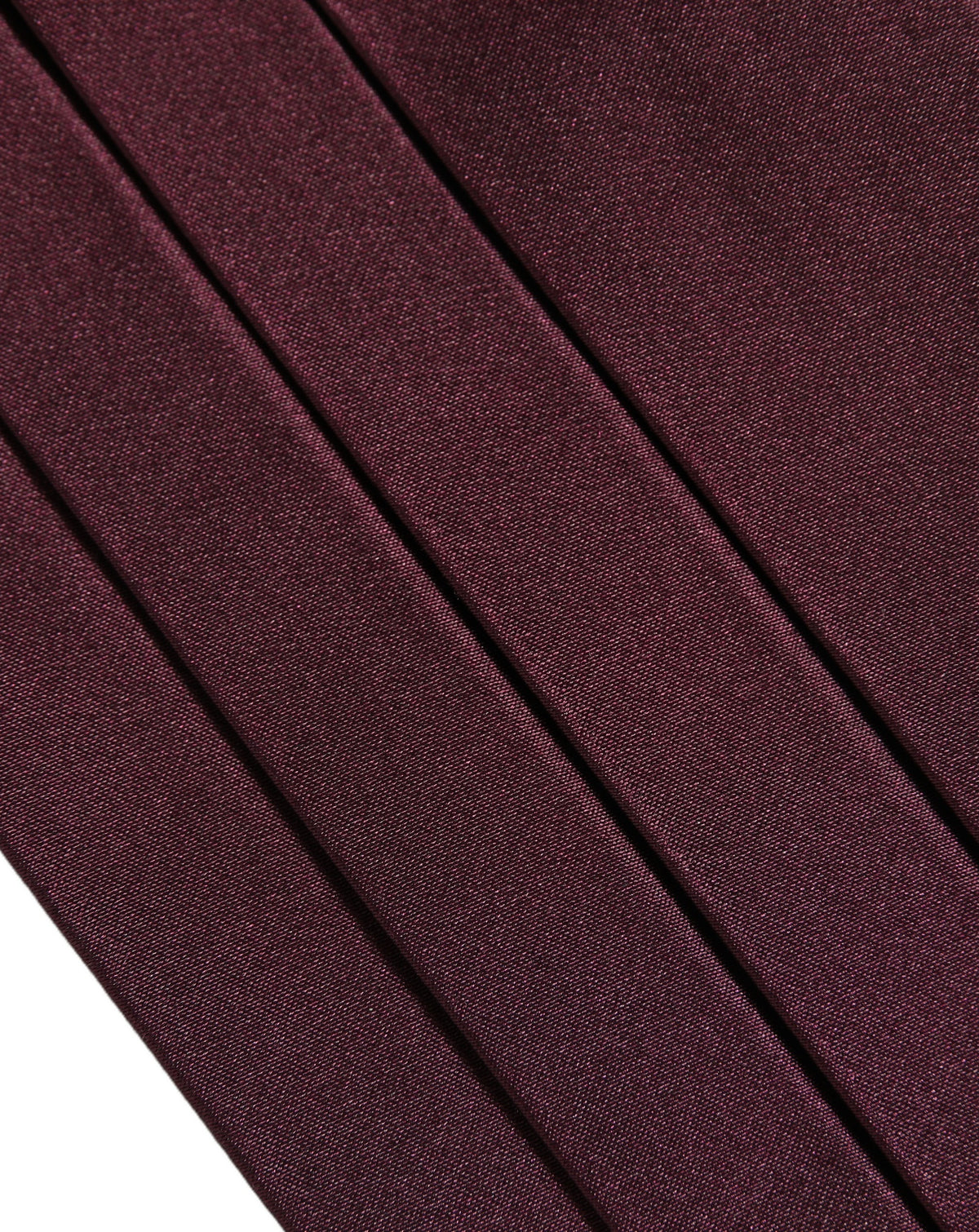 Cummerbund by Dolce & Gabbana for men in silk maroon features a distinguished silhouette, artfully capturing the essence of Silk Cummerbund with a distinguished finish.
