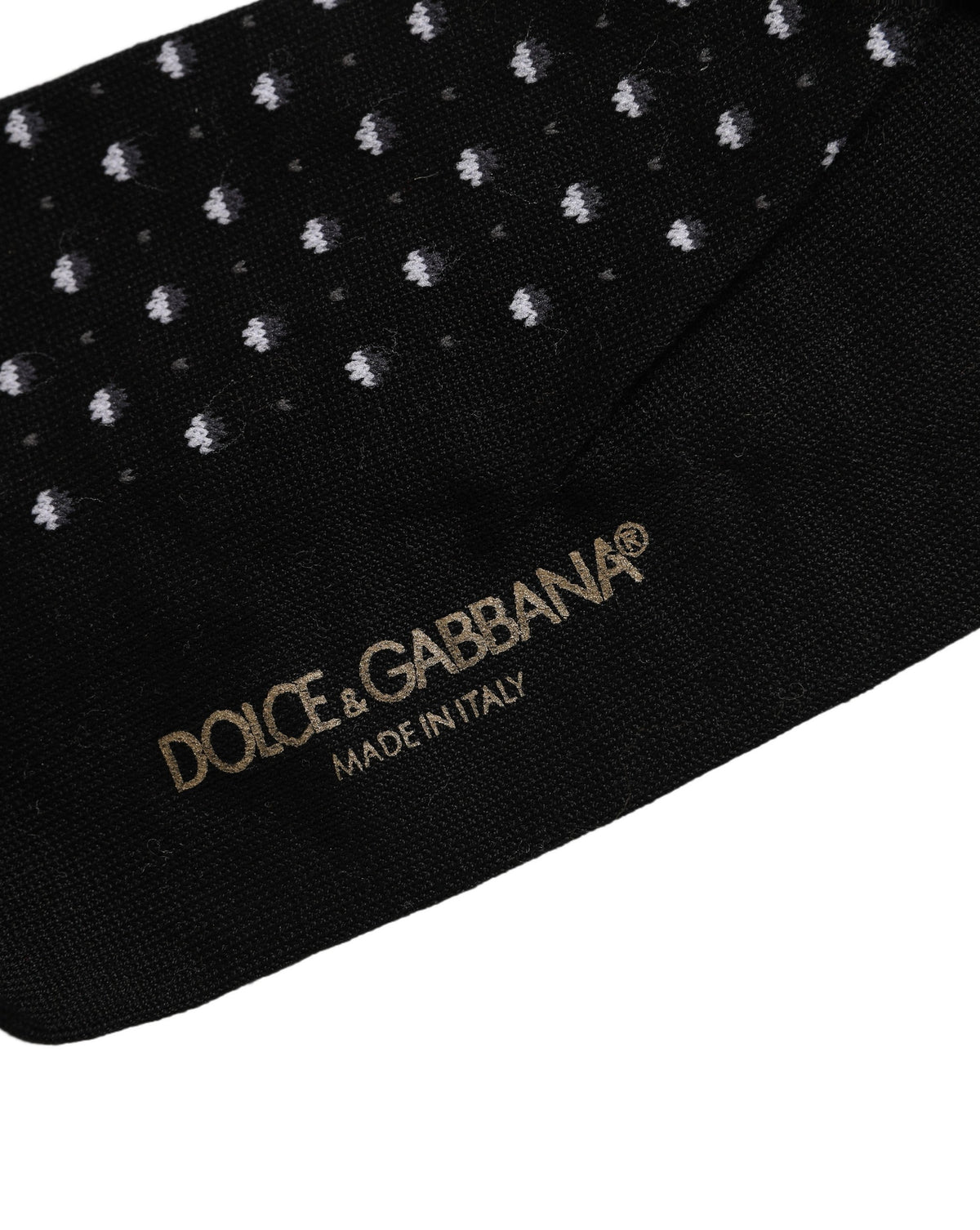Socks by Dolce & Gabbana for men in calf leather nylon & cotton black, white & patterned features an utilitarian chic finish from the Men's Calf Leather Nylon & Cotton Socks collection, offering an utilitarian chic fit that ensures sophisticated comfort.