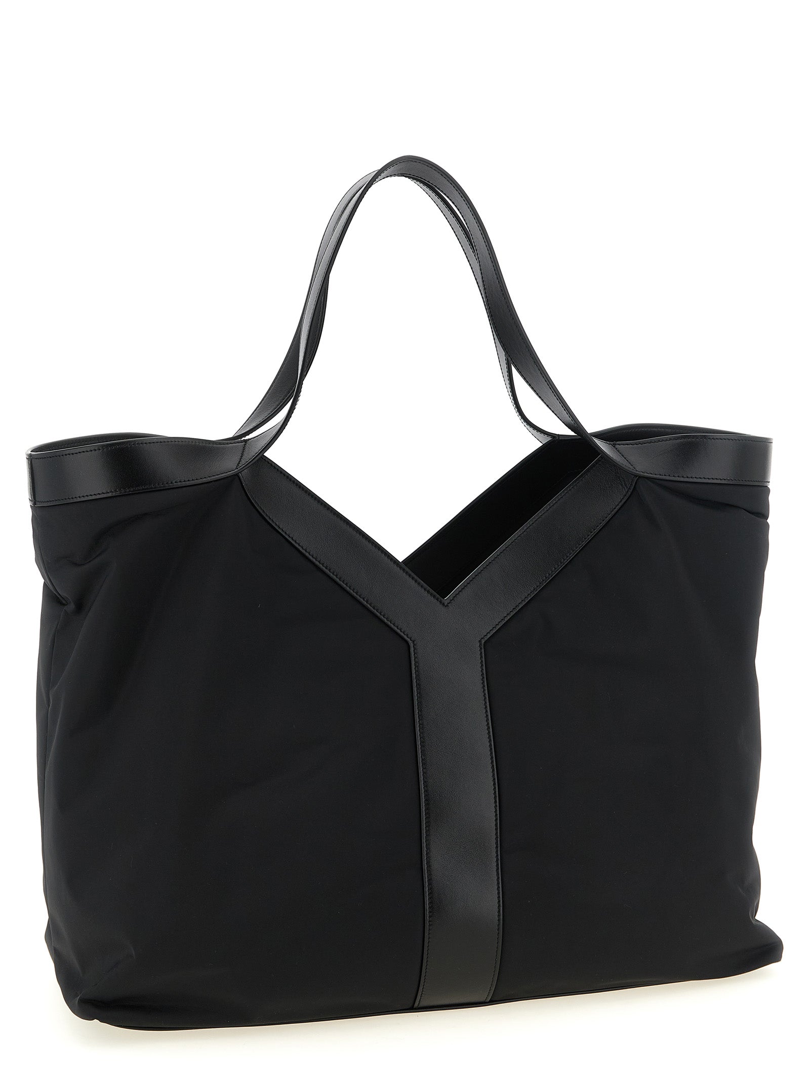 This Large Tote Bag by Saint Laurent for men in bos taurus calfskin leather & polyamide black features an on trend City Bos Taurus Calfskin Leather & Polyamide Large Tote Bag design with a secure , ample , and on trend handle.