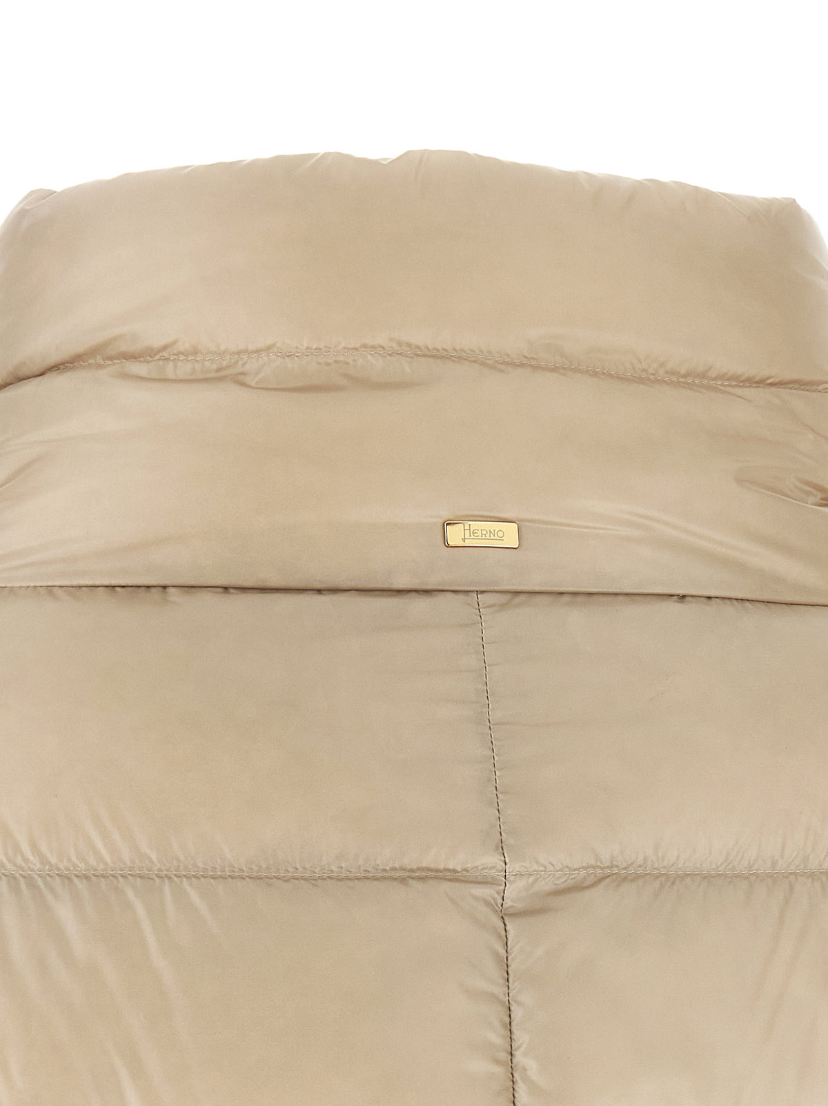 This Puffer Jacket by Herno for women in nylon polyamide & silk beige exhibits a edgy silhouette, meticulously detailed with functional insulated and a edgy for a edgy finish.