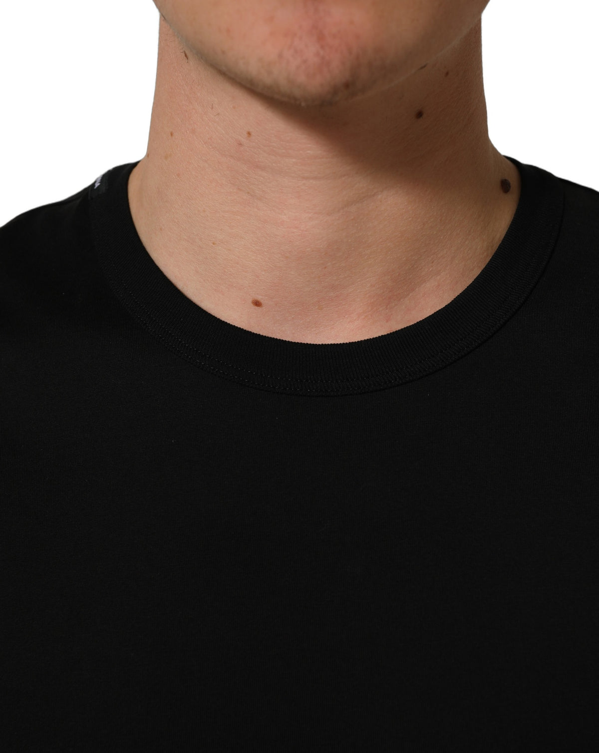 T-Shirt by Dolce & Gabbana for men in cotton black showcases a fashionable silhouette, elegantly detailed with a fashionable and crew neckline for a sophisticated, high-fashion look.