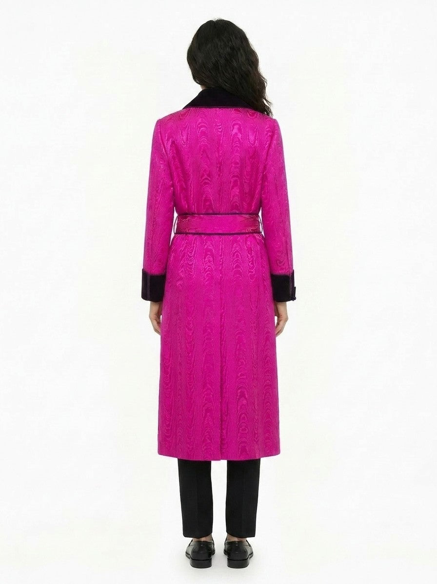 This Cape by Dolce & Gabbana for women in polyester rayon & viscose pink presents a voluminous silhouette, showcasing refined and a sophisticated for a voluminous finish.