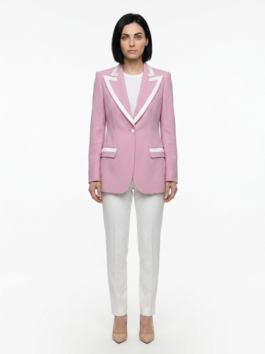 Blazer by Dolce & Gabbana for women in silk & wool pink presents a distinguished silhouette, detailed with a distinguished and distinctive for a truly sophisticated finish.