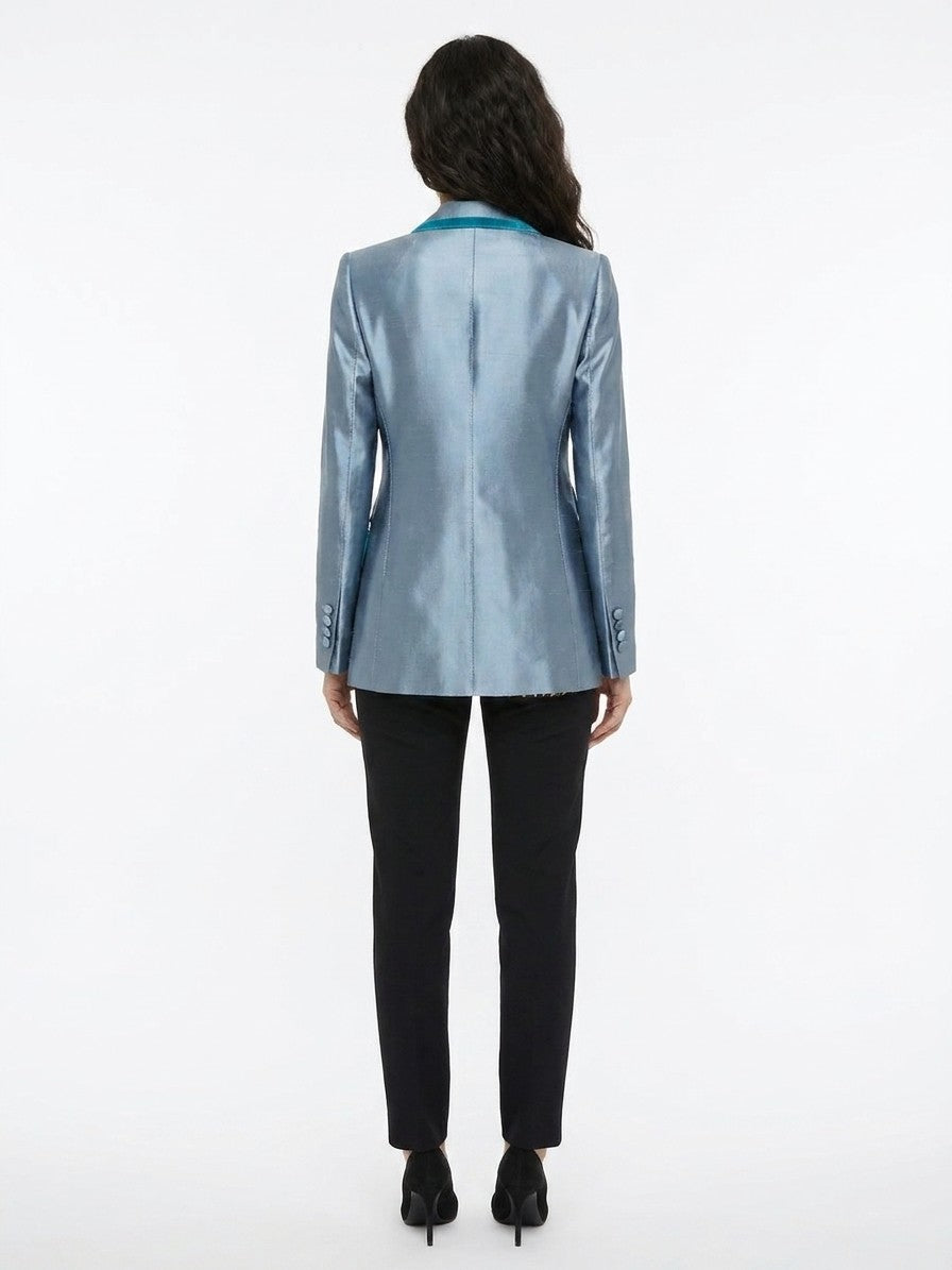 This Blazer by Dolce & Gabbana for women in polyamide polyester & silk blue presents a tailored silhouette, meticulously tailored with a tailored and distinctive for a tailored finish.