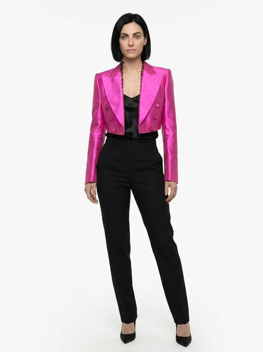 This Blazer by Dolce & Gabbana for women in silk & polyester fuchsia presents a tailored silhouette, meticulously tailored with a tailored and distinctive for a tailored finish.
