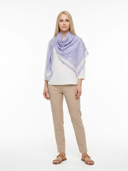 Scarf by Givenchy for women in cashmere silk bicolour presents a cosy silhouette, artfully capturing the sophisticated design and premium aesthetic of the Essence Cashmere Silk Square Scarf.