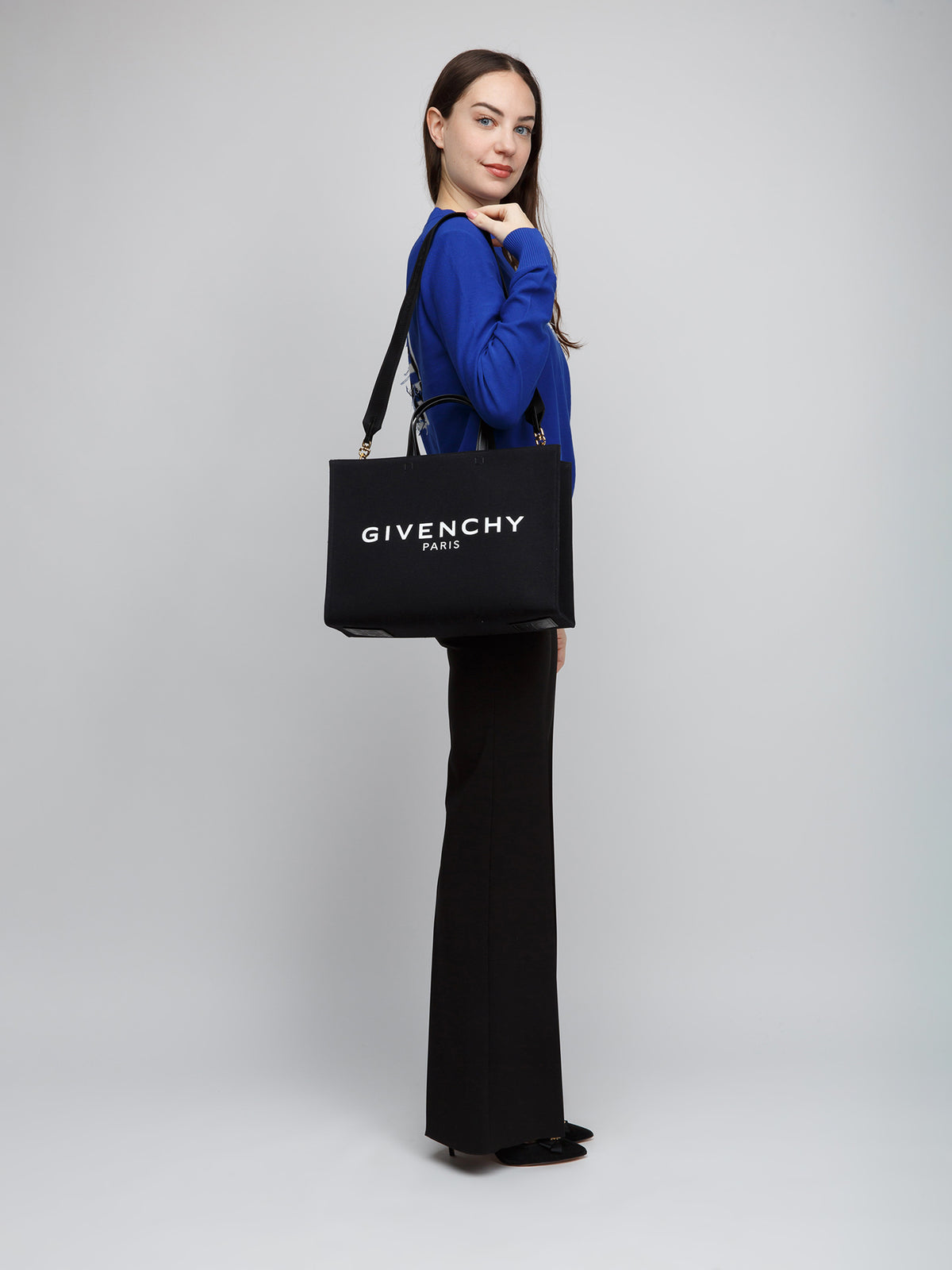 Medium Tote Bag by Givenchy for women in polyurethane cotton canvas & linen black features an sumptuous Polyurethane Cotton Canvas & Linen Medium Tote Bag design with a secure , ample , and versatile for an sumptuous finish.