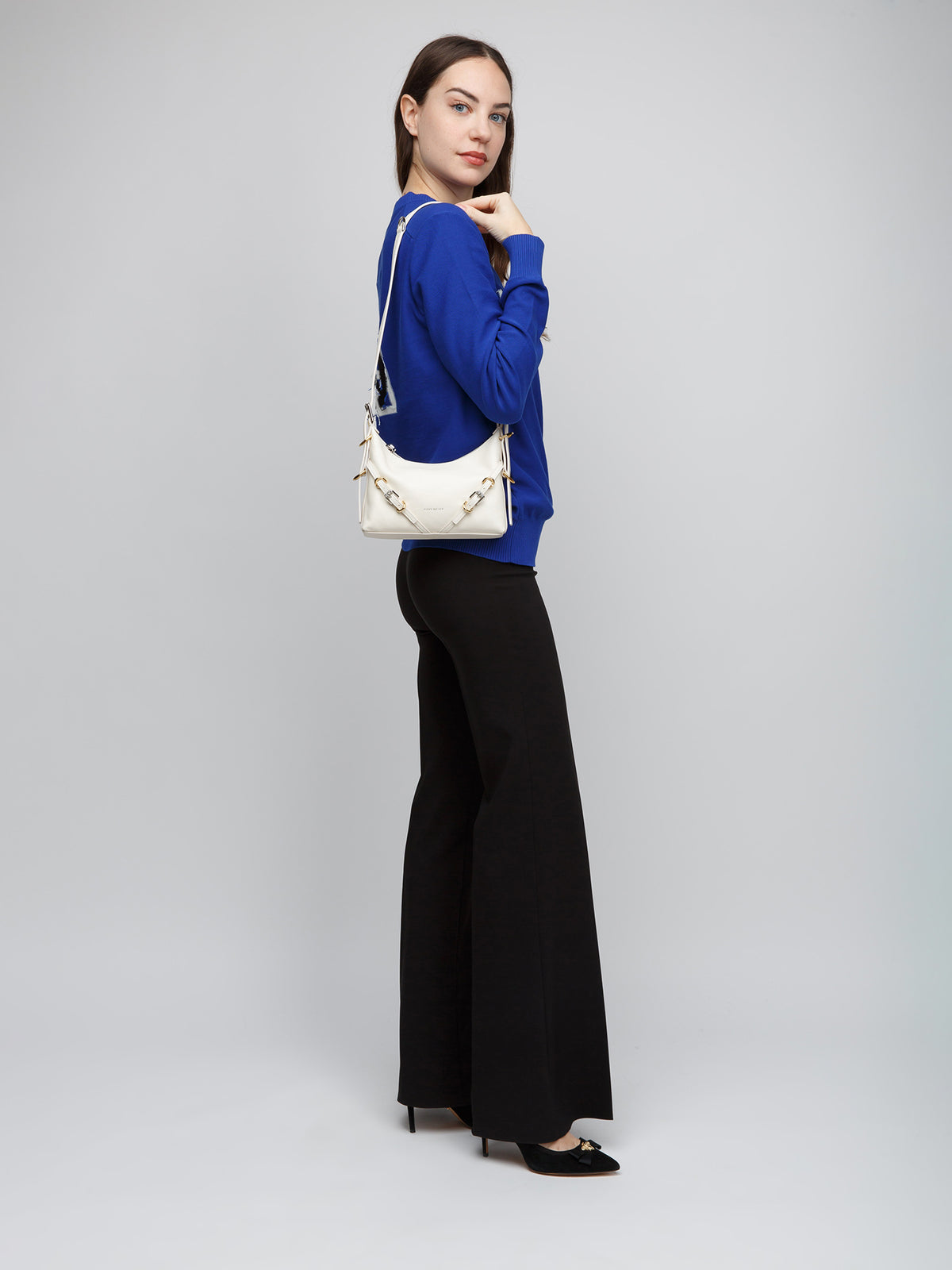 This Handbag by Givenchy for women in calfskin leather and beige presents a sculptural silhouette featuring a secure , ample , and versatile for a sculptural finish.