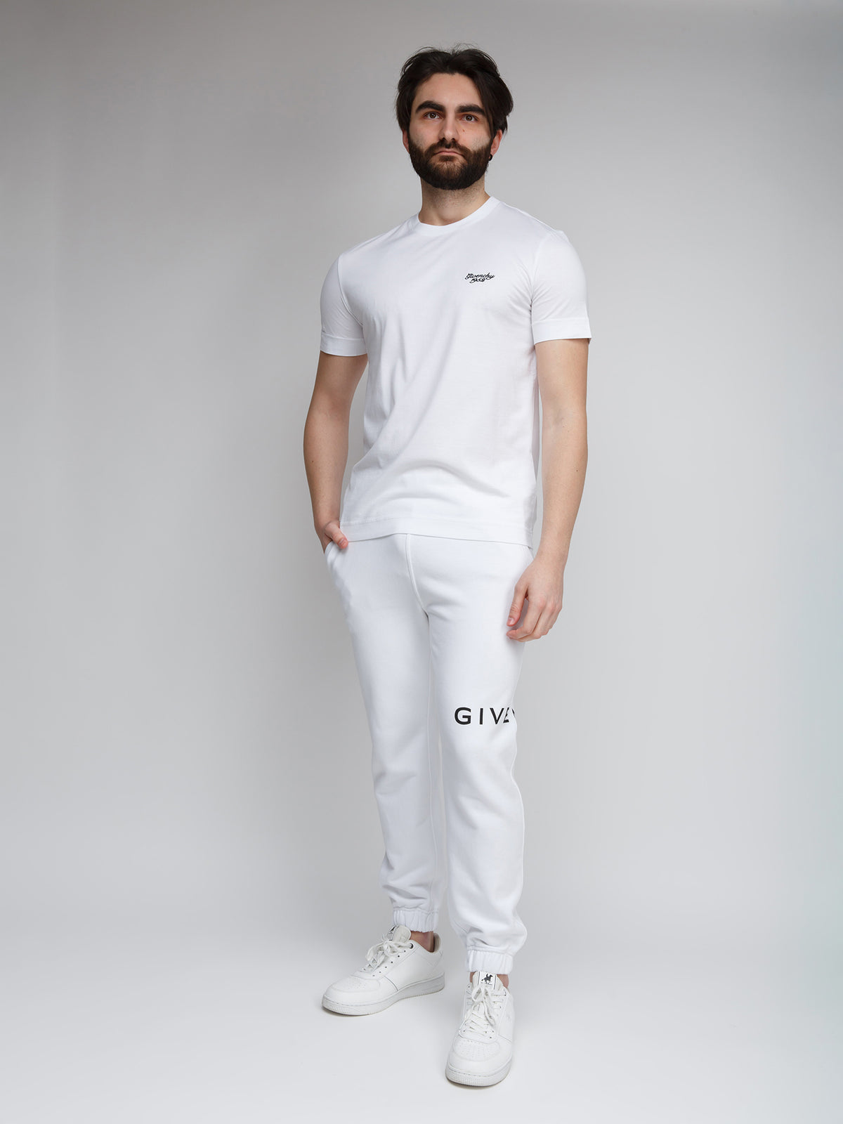 T-Shirt by Givenchy for men in cotton white showcases a unassuming silhouette, artfully detailed with a refined and unassuming for a sophisticated, contemporary look.