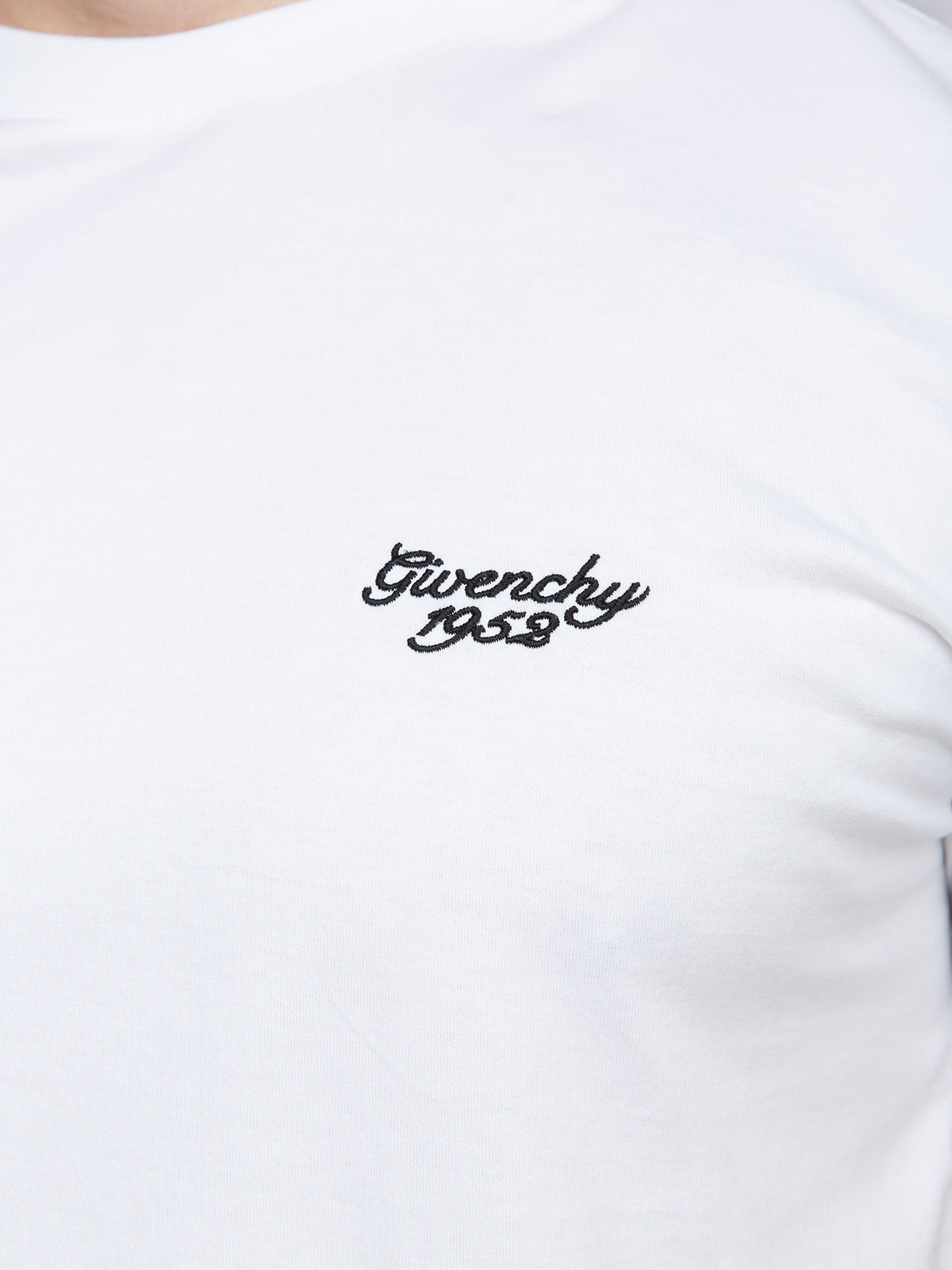T-Shirt by Givenchy for men in cotton white showcases a unassuming silhouette, artfully detailed with a refined and unassuming for a sophisticated, contemporary look.