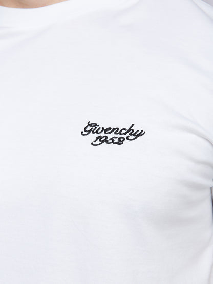 T-Shirt by Givenchy for men in cotton white showcases a unassuming silhouette, artfully detailed with a refined and unassuming for a sophisticated, contemporary look.