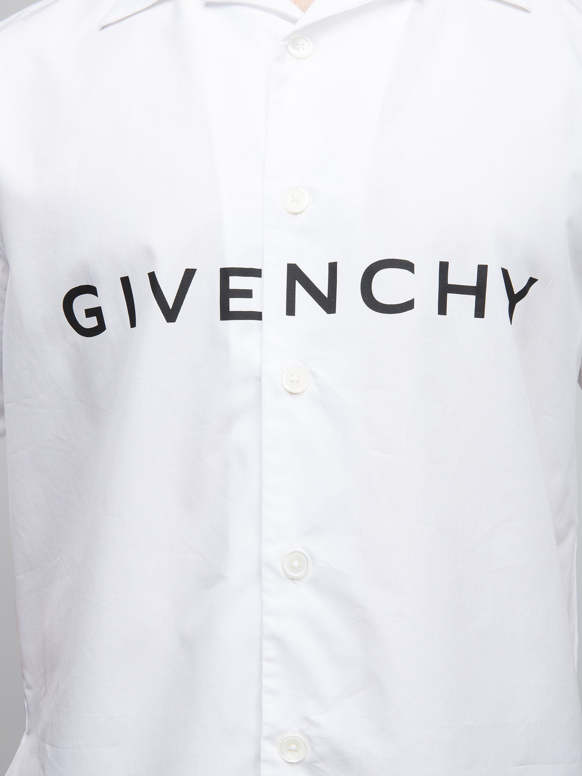 Shirt by Givenchy for men in cotton bicolour showcases a sublime silhouette, artfully detailed with a sublime and for a sophisticated, sublime finish.