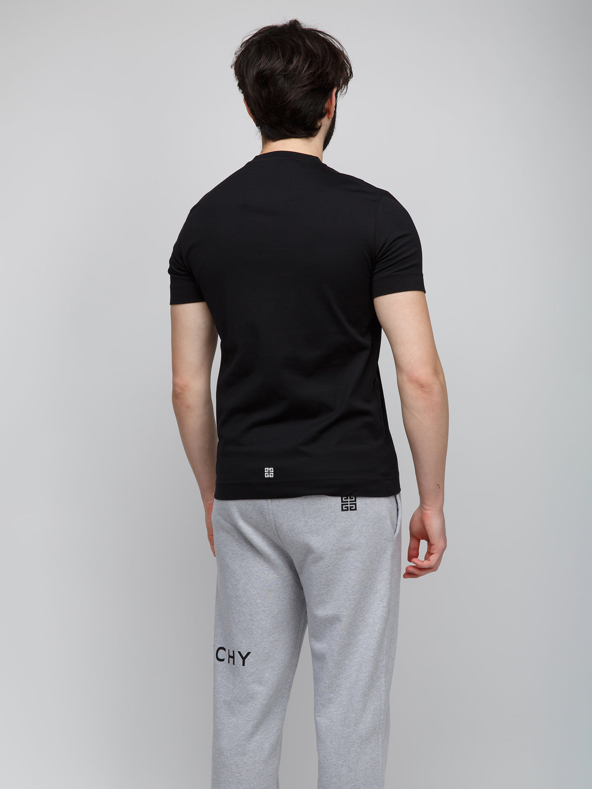 T-Shirt by Givenchy for men in cotton black features a plush silhouette, showcasing a sophisticated and for a truly plush finish.