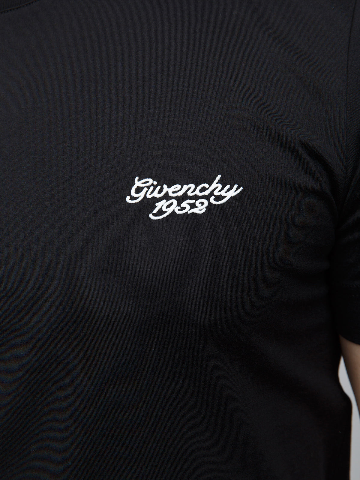 T-Shirt by Givenchy for men in cotton black features an edgy silhouette, meticulously detailed with a sophisticated and for a truly edgy finish.