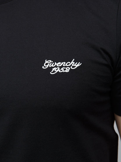 T-Shirt by Givenchy for men in cotton black features an edgy silhouette, meticulously detailed with a sophisticated and for a truly edgy finish.
