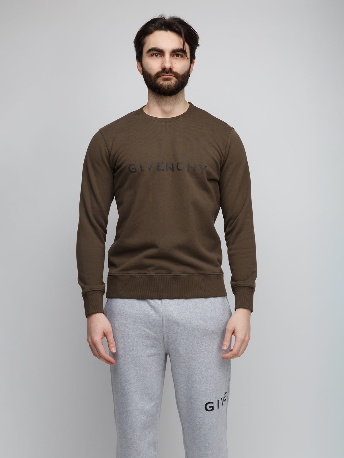 Sweatshirt by Givenchy for men in cotton bicolour features an exquisite silhouette, showcasing and details for a exquisite look.