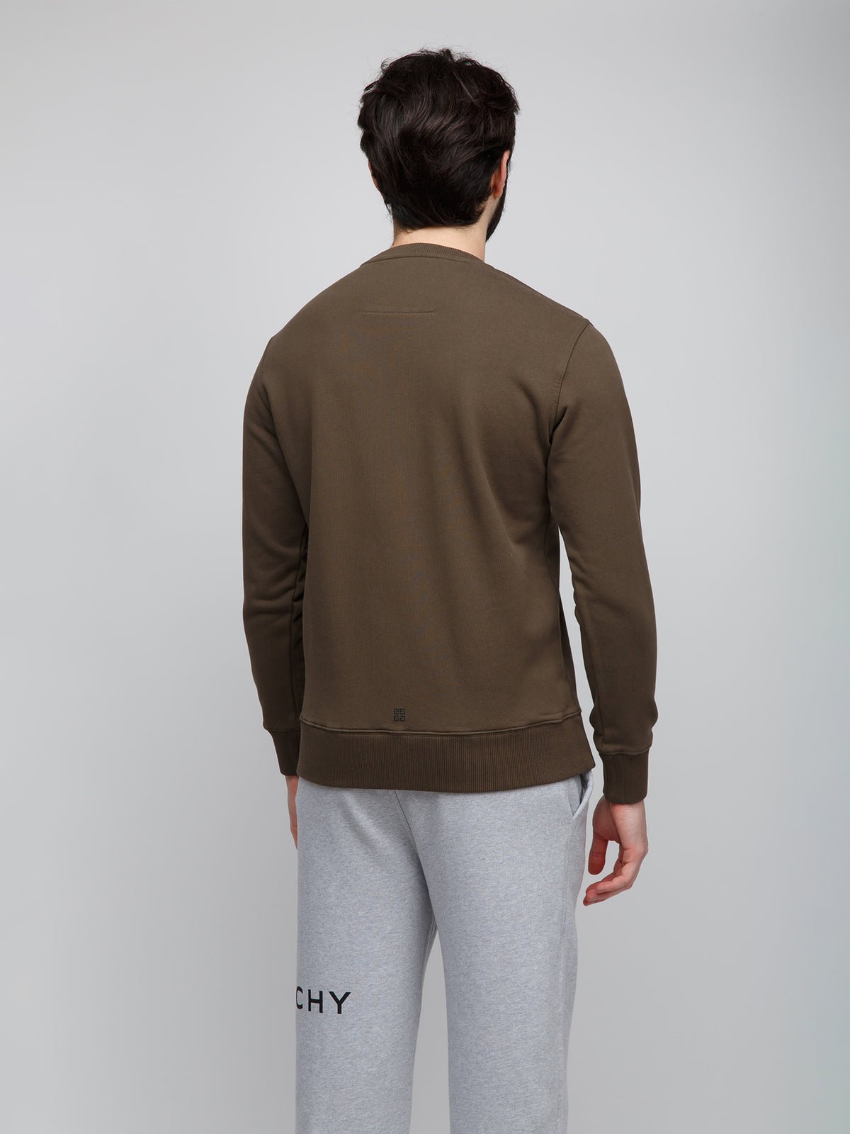 Sweatshirt by Givenchy for men in cotton bicolour features an magnificent silhouette, showcasing a sophisticated and detail for a truly magnificent finish.