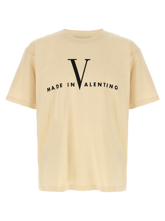 T-Shirt by Valentino Garavani for men in cotton beige & print features a plush silhouette, showcasing a sophisticated crew neckline and short-sleeve for a truly plush finish.