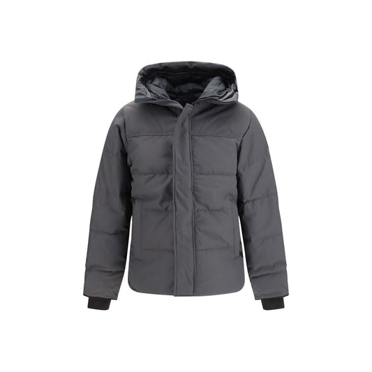 This Parka by Canada Goose for men in polyester cotton gray presents a utilitarian silhouette, meticulously detailed with pockets, hooded & insulated and a utilitarian hooded high-collar neckline for a sophisticated, weather-ready look.