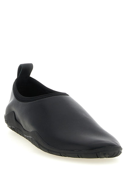 Slippers Flat Shoes by Jil Sander for women in polyester polyethylene polyurethane & rubber black features an statuesque silhouette from the Women's Polyester Polyethylene Polyurethane & Rubber Slippers Flat Shoes collection, showcasing a and a statuesque for a statuesque look.