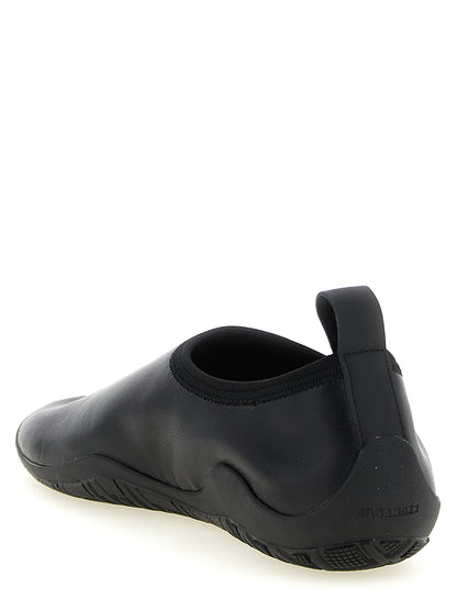 Slippers Flat Shoes by Jil Sander for women in polyester polyethylene polyurethane & rubber black showcases a dynamic silhouette, artfully capturing Women's Polyester Polyethylene Polyurethane & Rubber Slippers Flat Shoes through its distinctive and elegant .