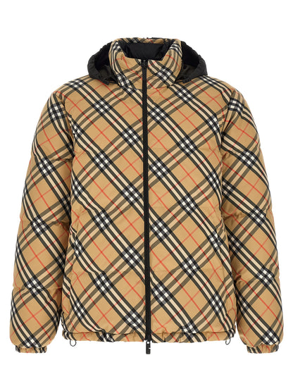This Hooded Puffer Jacket by Burberry for men in nylon & polyester beige & print exhibits a edgy silhouette, meticulously detailed with functional hooded, insulated & windproof and a edgy hooded high-neck neckline for a edgy finish.