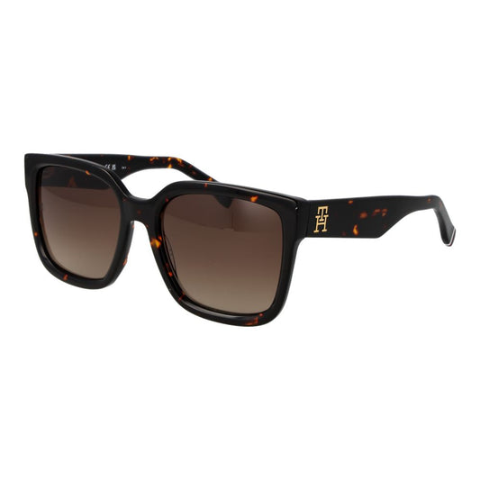 Sunglasses by Tommy Hilfiger for women in acetate black features an effortlessly chic full-rim square frame design with black coloured frame detailing and gradient category-3-dark-tint lens for a effortlessly chic aesthetic.