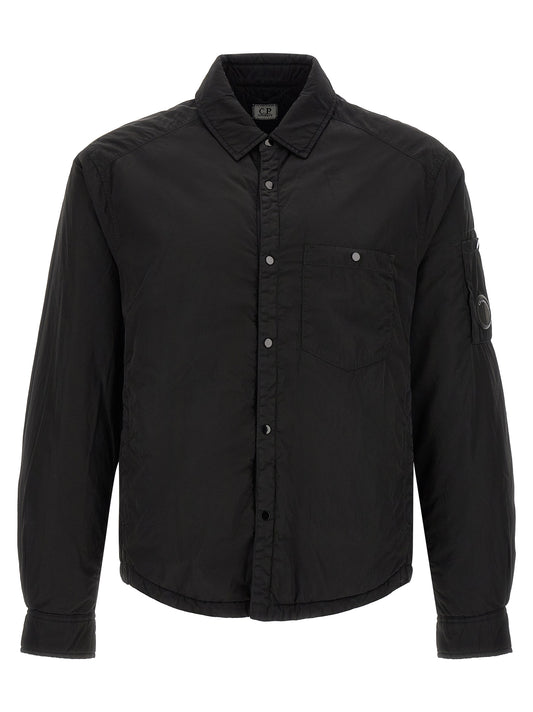 Overcoat by C.P. Company for men in chrome & polyamide black showcases a enveloping silhouette, detailed with distinctive pockets & insulated and a enveloping .