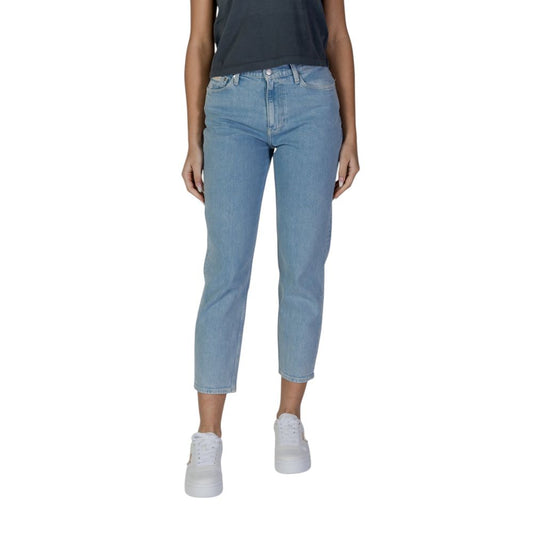 Jeans by Calvin Klein Jeans for women in stretch denim cotton light-blue features a polished silhouette with a polished tapered-leg, straight & mom, reaching a polished long and finished with a polished high rise.