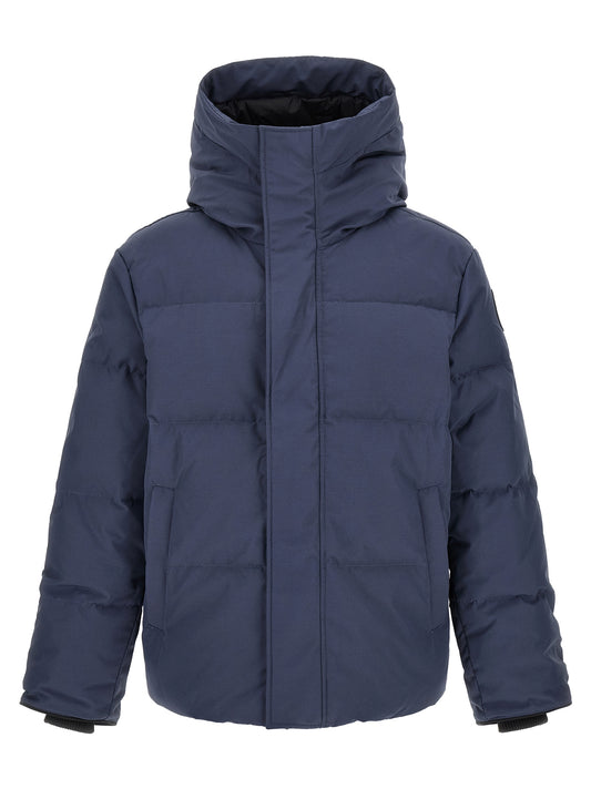 This Hooded Parka by Canada Goose for men in cotton polyester navy & patterned presents a enveloping silhouette, meticulously detailed with pockets & hooded and a enveloping hooded high-neck neckline.