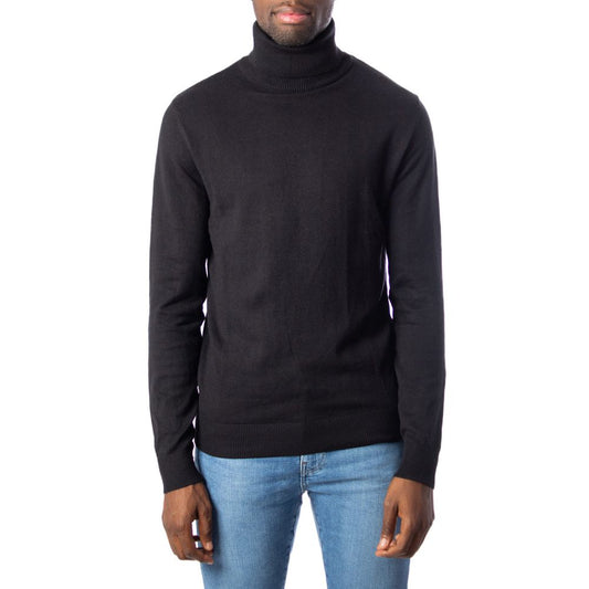 Sweater by Jack Jones for men in cotton & viscose black showcases an masterful silhouette, artfully detailed with a masterful turtle neckline and for a sophisticated, premium finish.