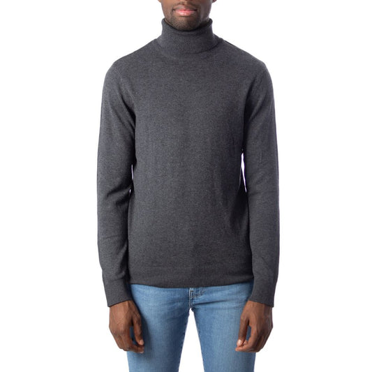 Sweater by Jack Jones for men in cotton & viscose gray showcases a sumptuous silhouette, artfully finished with a sumptuous turtle neckline and for a sophisticated, sumptuous look.
