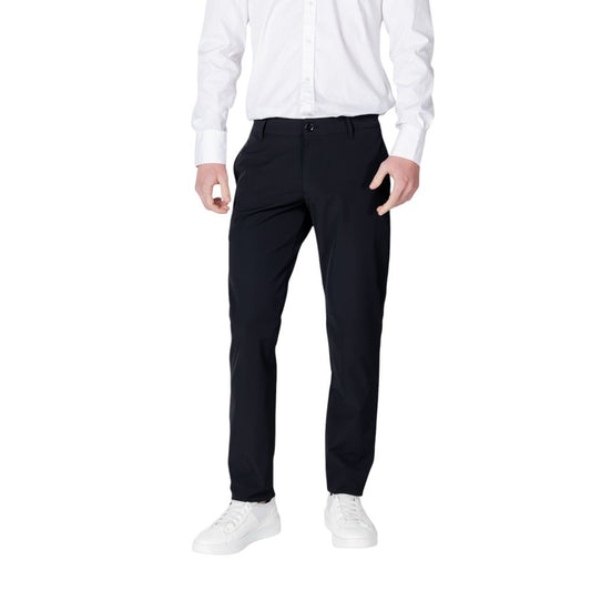 Trousers by Armani Exchange for men in cotton black presents a perennial silhouette, meticulously tailored with a regular-fit cut, long finish, and an elegant .