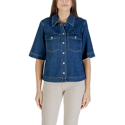 Shirt by Only for women in cotton blue presents a discerning silhouette, showcasing a sophisticated and short-sleeve for a truly discerning finish.