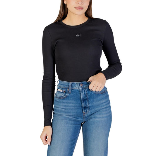 T-Shirt by Calvin Klein Jeans for women in stretch cotton black features an edgy silhouette, meticulously detailed with a sophisticated long-sleeve and round neckline for a truly edgy finish.