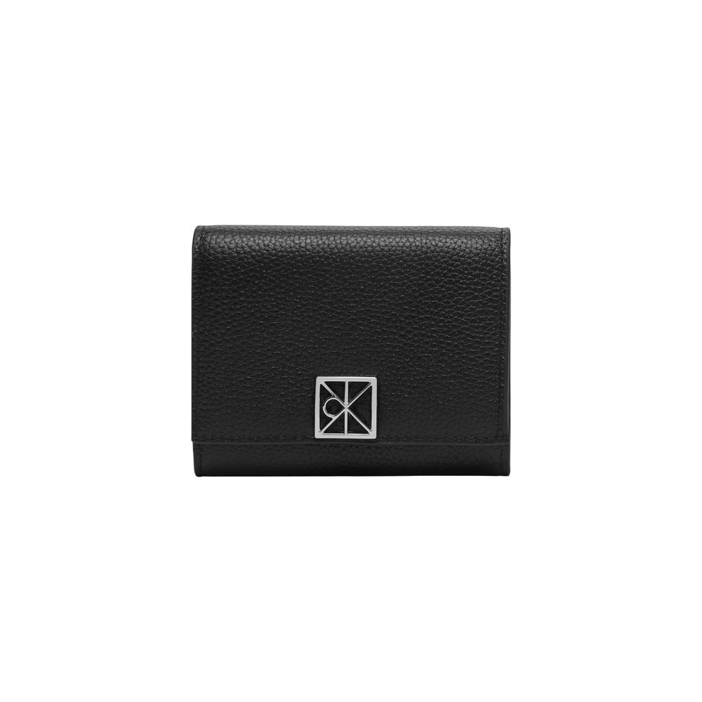 Wallet by Calvin Klein for women in pebbled leather black & signature showcases a enchanting silhouette, artfully detailed with the signature style of the Pebbled Leather Wallet and functional compact-design trifold coin-purse.