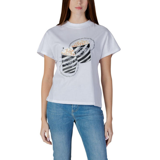 T-Shirt by Guess for women in cotton white & print features an edgy silhouette, meticulously detailed with a sophisticated and for a truly edgy finish.