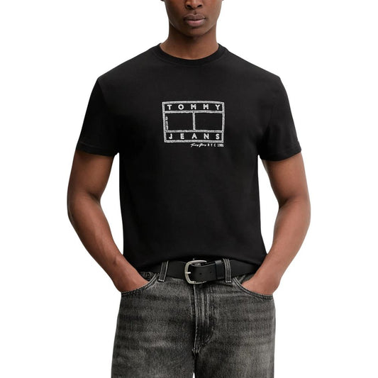 T-Shirt by Tommy Hilfiger Jeans for men in cotton black showcases a dramatic silhouette, elegantly detailed with a dramatic crew neckline and for a truly dramatic finish.