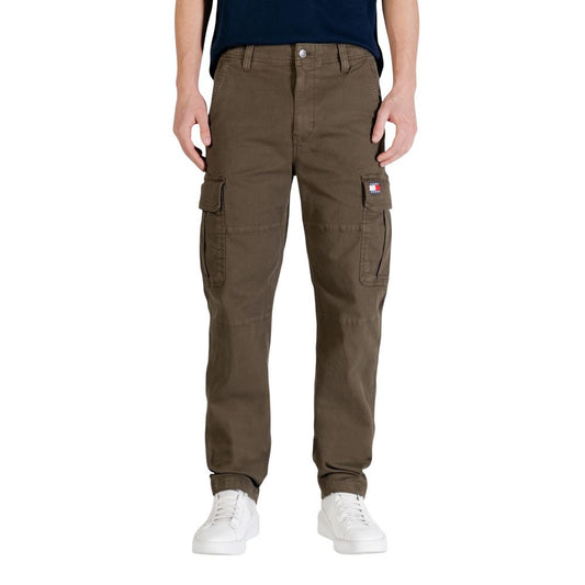 Cargo Pants by Tommy Hilfiger Jeans for men in stretch cotton green features an urban chic tapered-leg with a and long, creating a urban chic aesthetic for "Moon Behind the Hill".