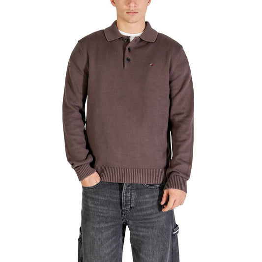 Sweatshirt by Tommy Hilfiger Jeans for men in organic cotton brown features an provocated silhouette, detailed with a provocated and a refined for a sophisticated aesthetic.