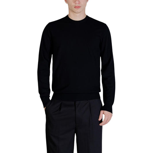 Sweatshirt by Guess for men in polyester & viscose black features an enviable silhouette, showcasing a premium long-sleeve and refined crew neckline for a truly enviable finish.