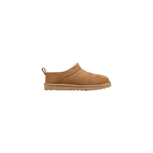 Flat Shoes by UGG for men in suede leather beige & signature showcases a dynamic silhouette, artfully capturing Men's Suede Leather Flat Shoes through its distinctive and elegant .