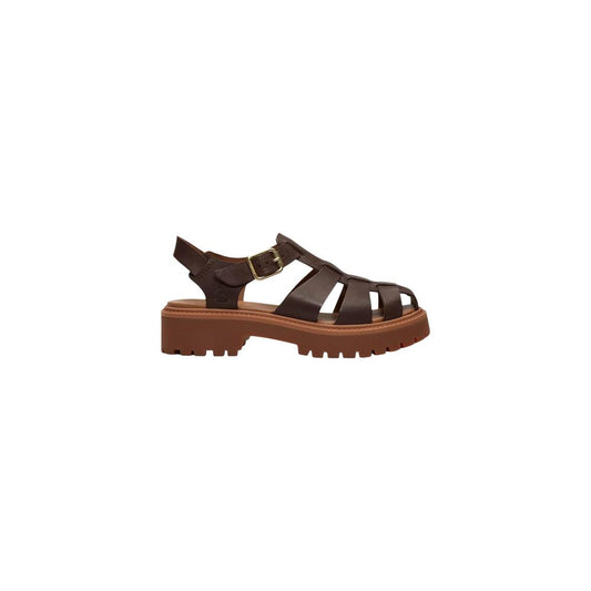 Flat Fisherman Sandals by Timberland for women in leather & metal and brown presents a captivating silhouette, showcasing the signature style of the Women's Leather & Metal Flat Fisherman Sandals with a captivating flat and captivating .