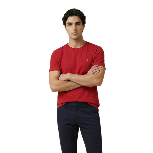 T-Shirt by Gant for men in cotton red features a plush silhouette, showcasing a sophisticated crew neckline and short-sleeve for a truly plush finish.