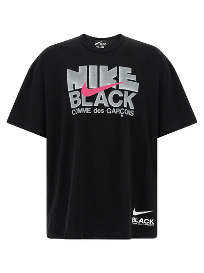 T-Shirt by Comme Des Garçons for men in cotton black & print showcases a dramatic silhouette, elegantly detailed with a dramatic and for a truly dramatic finish.