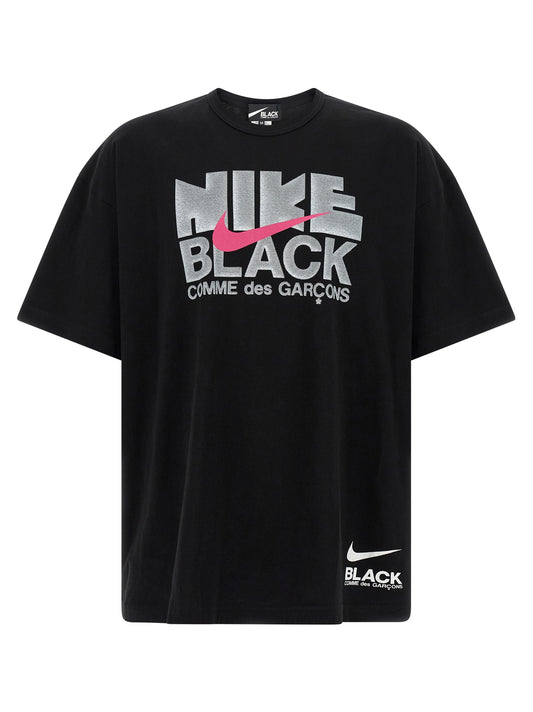 T-Shirt by Comme Des Garçons for men in cotton black & print showcases a dramatic silhouette, elegantly detailed with a dramatic and for a truly dramatic finish.