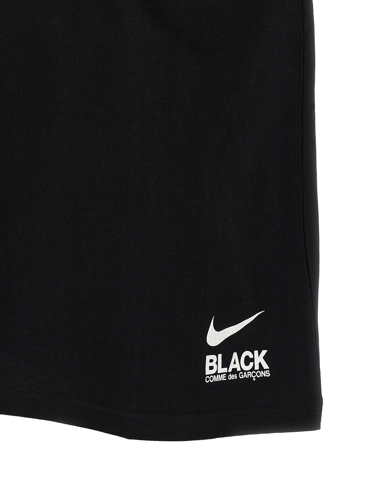 T-Shirt by Comme Des Garçons for men in cotton black & print features an edgy silhouette, meticulously detailed with a sophisticated and for a truly edgy finish.
