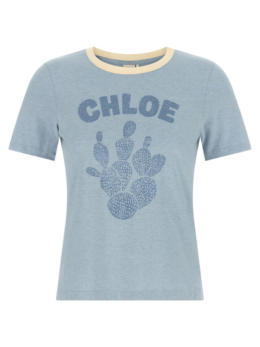 T-Shirt by Chloé for women in cotton cream, dark-blue & light-blue features an edgy silhouette, meticulously detailed with a sophisticated short-sleeve and for a truly edgy finish.