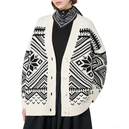 Cardigan by Max Mara for women in virgin wool white showcases a luxurious silhouette, meticulously detailed with a sophisticated and for a refined finish.