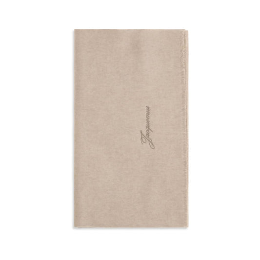 Scarf by Jacquemus for men in merino wool beige presents a cosy silhouette, artfully capturing the sophisticated design and premium aesthetic of the Merino Wool Fringes Scarf.